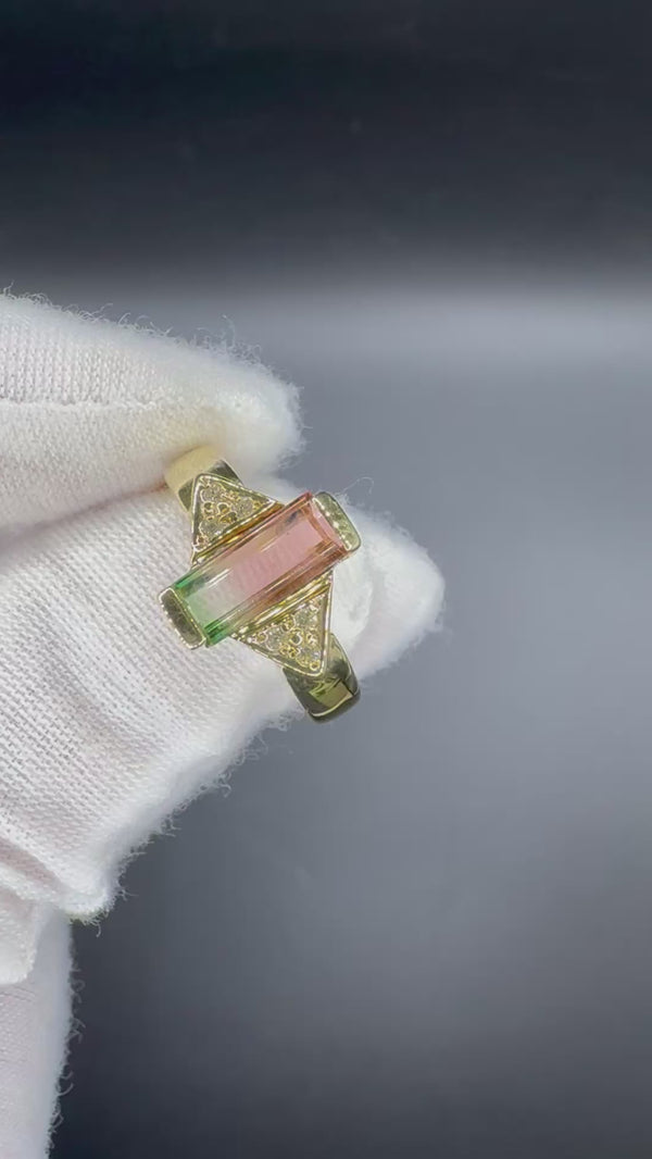 Stilvoller Wassermelonen-Turmalin Ring in 14 Karat Gelbgold mit Brillanten