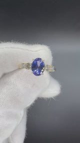 Moderner steinbetonter Ring in 14 Karat Gelbgold mit Tansanit und Brillanten