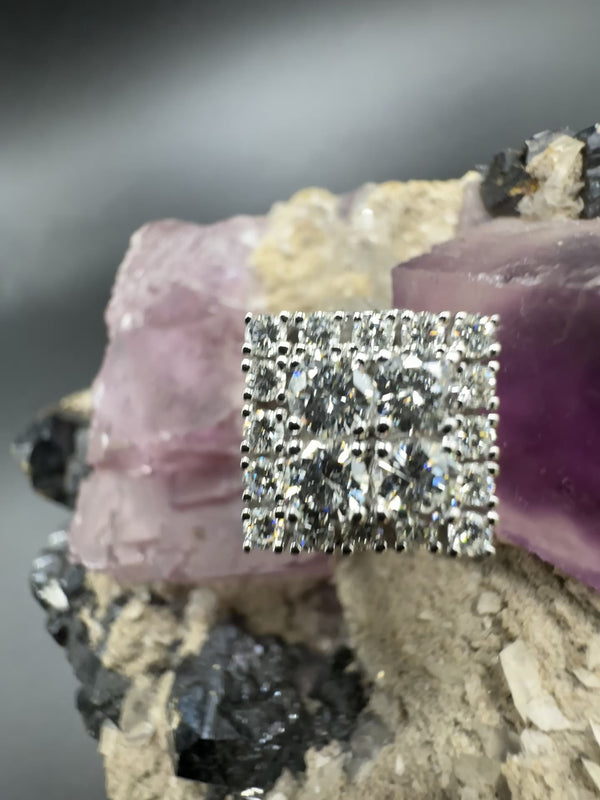 Kantiger Weißgoldring in 14 Karat mit hochfeinen Brillanten TW/VVS