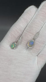 Moderne Opal Ohrringe in 14 Karat Weißgold mit feinen Brillanten