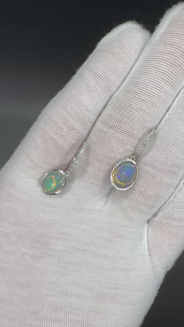 Moderne Opal Ohrringe in 14 Karat Weißgold mit feinen Brillanten