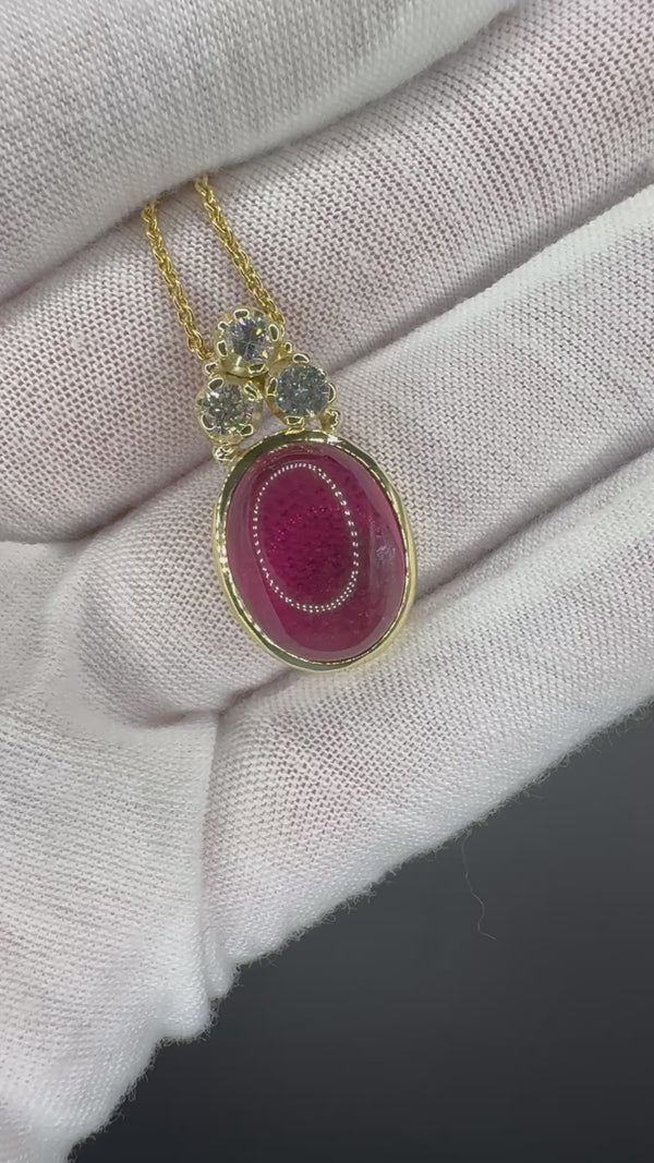 Handgefertigter Anhänger in 14 Karat Gelbgold mit Rubellit und Brillanten