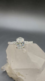 Wunderschöner Ring in 18 Karat Weißgold mit ovalem Brillanten & Pavé-Besatz