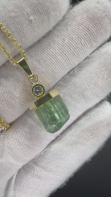 Stilvoller Turmalin Anhänger in 14 Karat Gelbgold mit feinen Brillant - Handarbeit