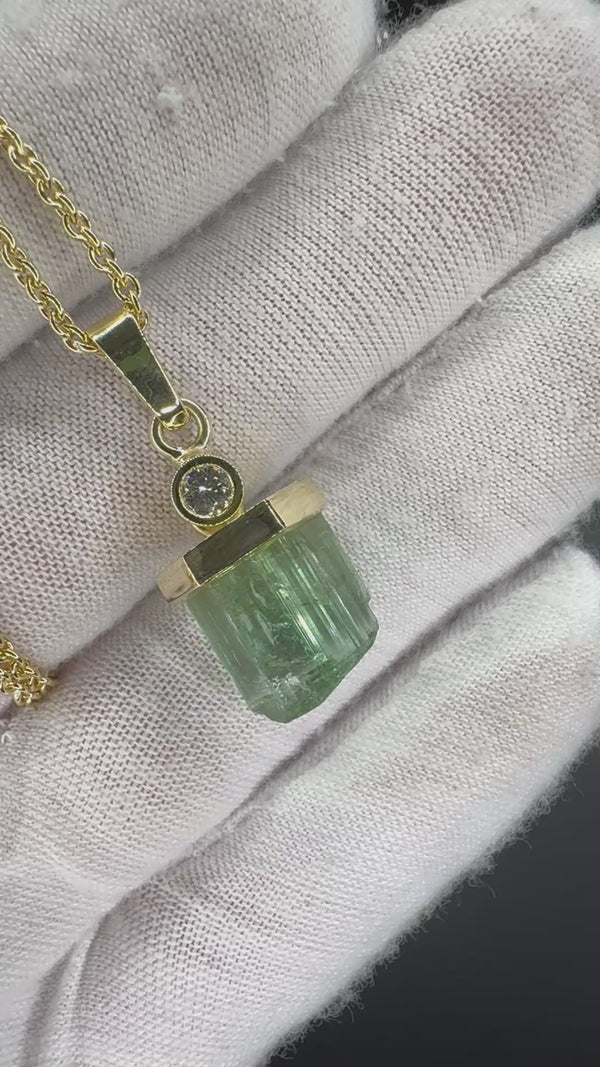 Stilvoller Turmalin Anhänger in 14 Karat Gelbgold mit feinen Brillant - Handarbeit