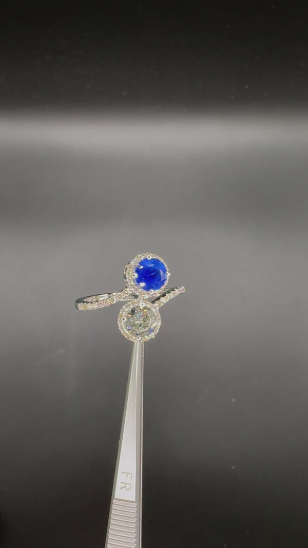 Ring in 18 carat (750/-.) white gold with brilliant-cut diamonds and sapphire