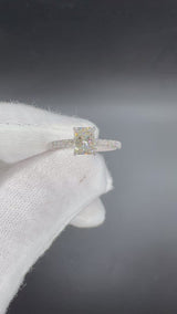 Edler Solitär-Ring in 18 Karat Weißgold mit Radiant-Brillant & Pavé-Besatz