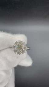 Zeitloser Entourage-Ring in 14 Karat Weißgold mit lebhaften Brillanten