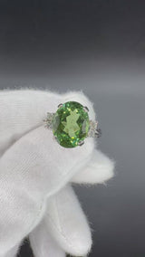 Zeitloser Vintage-Ring in 18 Karat Weißgold mit grünem Turmalin & Brillanten