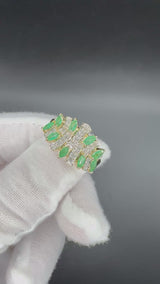 Lebhafter Ring in 14 Karat Gelbgold mit leuchtenden Smaragden und Diamanten