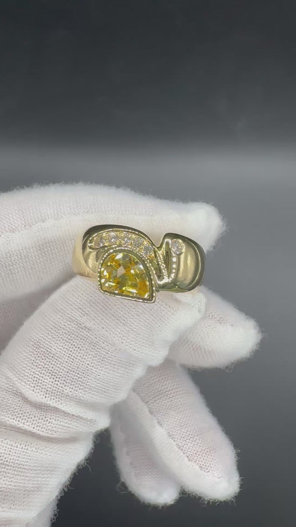 Handgefertigter Ring in 18 Karat Gelbgold mit gelbem Saphir und Brillanten