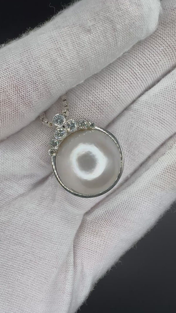 Beeindruckender Perl-Anhänger in 18 Karat Weißgold mit feinen Brillanten & Kette