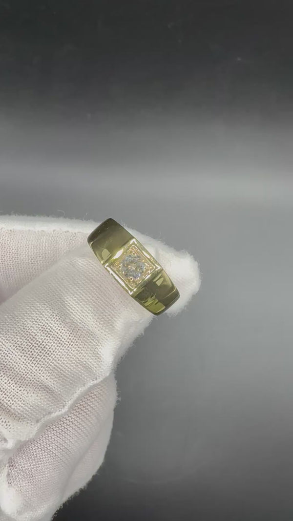 Massiver Solitär Ring in 14 Karat Gelbgold mit lebhaften Brillant