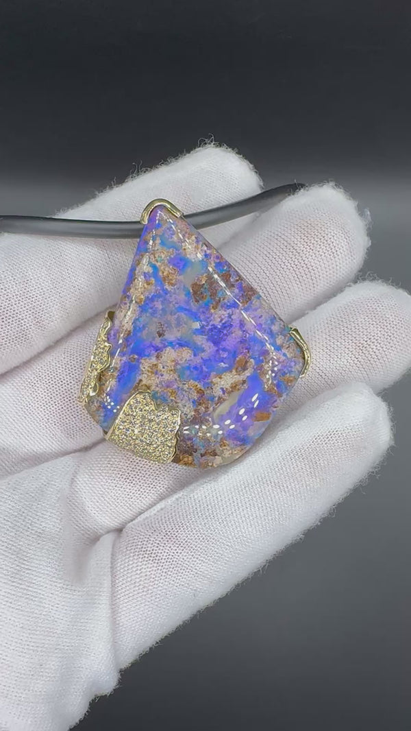 Handgefertigter Matrix-Opal Anhänger in 18 Karat Gelbgold mit feinen Brillanten