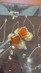 Handgemaakte oorbellen in 18k geel goud met vuuropaal en parels