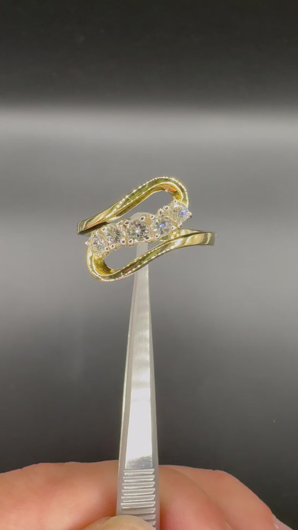 Ästhetischer Bicolor-Ring in 18 Karat Gold mit feinen Brillanten