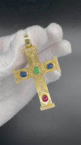 Beeindruckendes Kreuz in 18 Karat Gelbgold mit Brillanten, Smaragd, Rubin & Saphiren