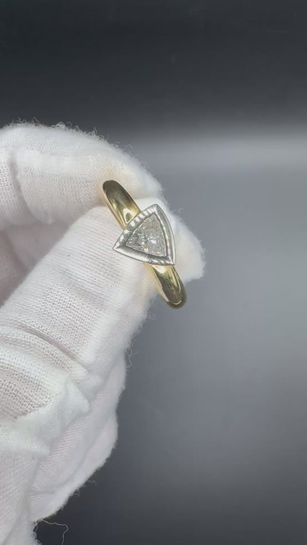 Handgefertigter Wempe Solitär Ring in 18 Karat Gelb & Weißgold mit Trilliant