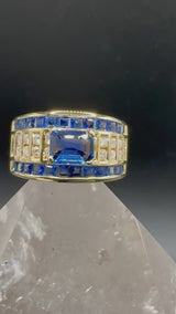 Ausgefallener Ring in 18 Karat Gelbgold mit leuchtend blauen Saphiren und Brillanten