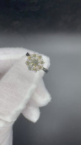 Edler Entourage-Ring in 18 Karat Weißgold mit feinen Brillanten
