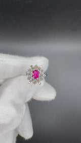 Eleganter Entourage-Ring in 18 Karat Weißgold mit leuchtendem Rubin & Brillanten