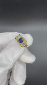 Handgefertigter Ring in 18 Karat Gelbgold mit blauem Saphir & Diamant-Baguettes