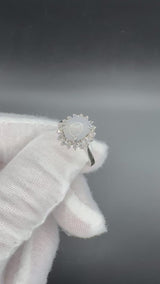 Zeitloser Entourage Ring in 18 Karat Weißgold mit seltenem Saphir & Diamanten