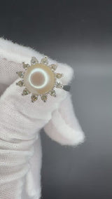 Zeitloser Entourage-Ring in 14 Karat Weißgold mit Akoya-Perle und Diamanten