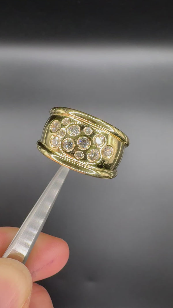 Timeless yellow gold ring in 18 carat with very fine brilliant-cut diamonds in an unusual starry sky arrangement