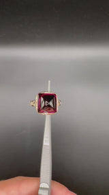 Moderner Ring in 18 Karat Roségold mit einem Rhodolith und Brillanten