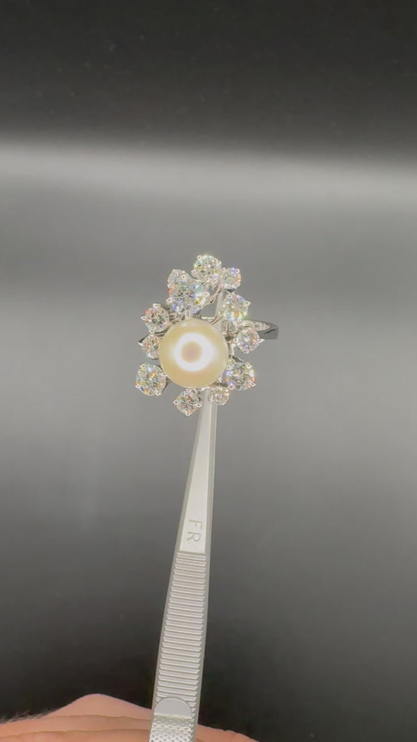 Bijzondere witgouden ring van 18 karaat met zeer fijne diamanten en Akoya parel