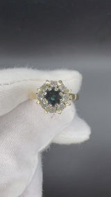 Zeitloser Ring in 14 Karat Gelb-& Weißgold mit blauem Saphir & Brillanten