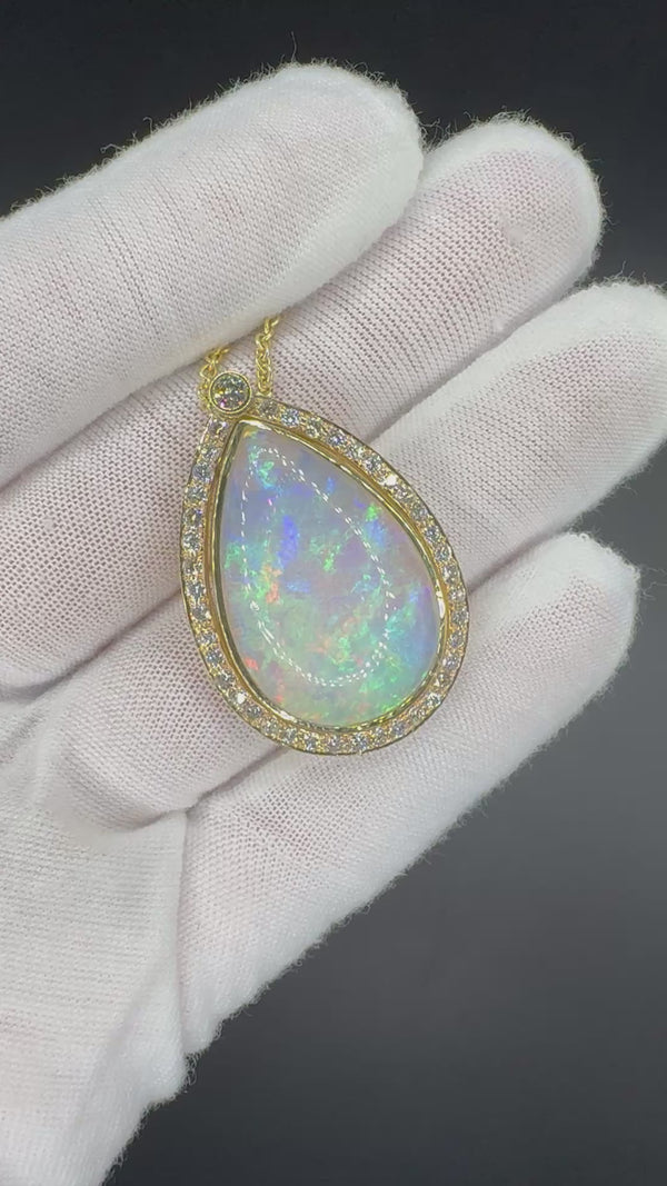 Handgefertigter Anhänger in 14 Karat Gelbgold mit äthiopischem Opal und Brillanten