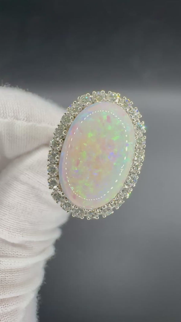Hochfeiner Cocktailring in 18 Karat Weißgold mit austral. Opal & Brillanten