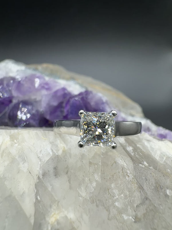 Massiver Solitär Ring in Platin mit hochfeinem Princess-Cut Brillanten
