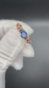 Edler Ring in 18 Karat Gelbgold mit hochfeinen Saphir, Brillanten & Rubine