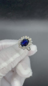 Hochwertiger Ring in 18 Karat Weißgold mit blauem Saphir & Brillanten
