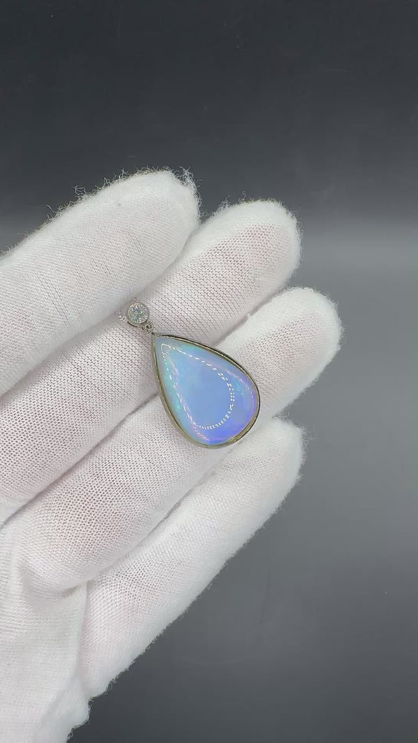 Australischer Opal Anhänger in 14 Karat Schwarzgold mit feinen Brillant