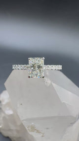 Edler Solitär-Ring in 18 Karat Weißgold mit Radiant-Brillant & Pavé-Besatz