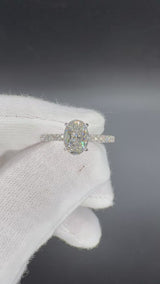 Wunderschöner Ring in 18 Karat Weißgold mit ovalem Brillanten & Pavé-Besatz