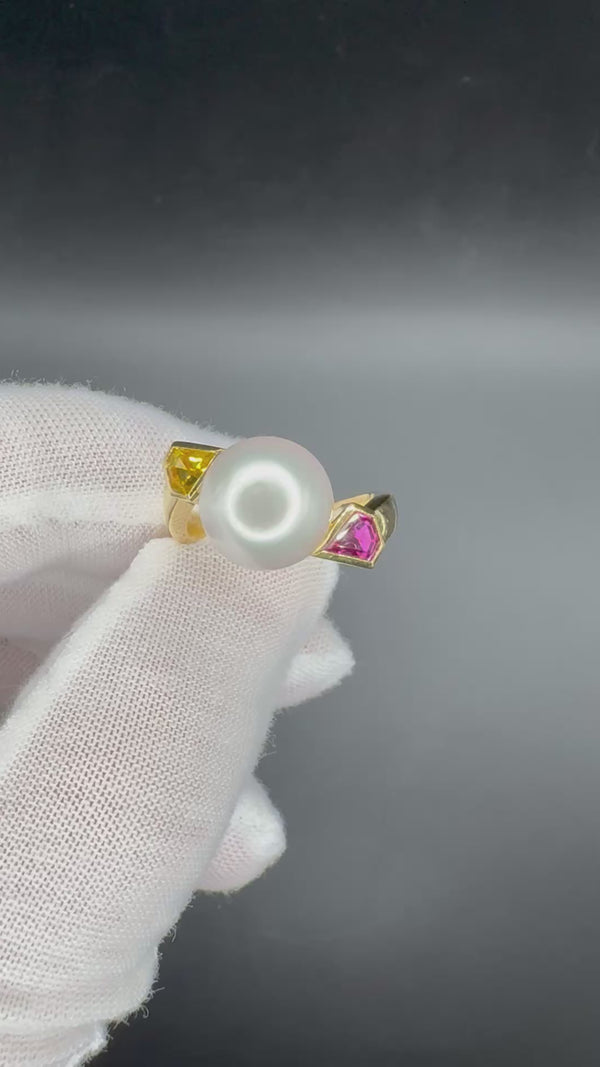 Edler Ring in 18 Karat Gelbgold mit Südseeperle und farbigen Saphiren