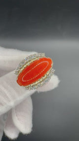 Ausgefallener Cocktailring in 14 Karat Gelb- und Weißgold mit feuerroter Koralle und Brillanten