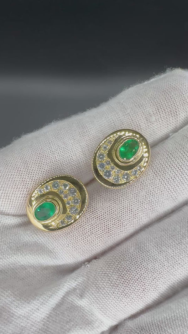 Handgefertigte Ohrstecker in 18 Karat Gelbgold mit feinen Smaragden & Brillanten