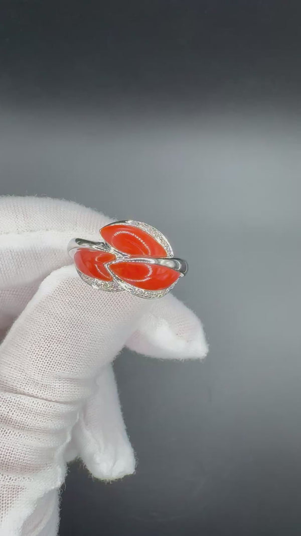 Edler Ring in 18 Karat Weißgold mit leuchtender Koralle & Brillanten