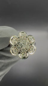 Dekorativer Blumen-Ring in 14 Karat Weißgold mit lebhaften Brillanten
