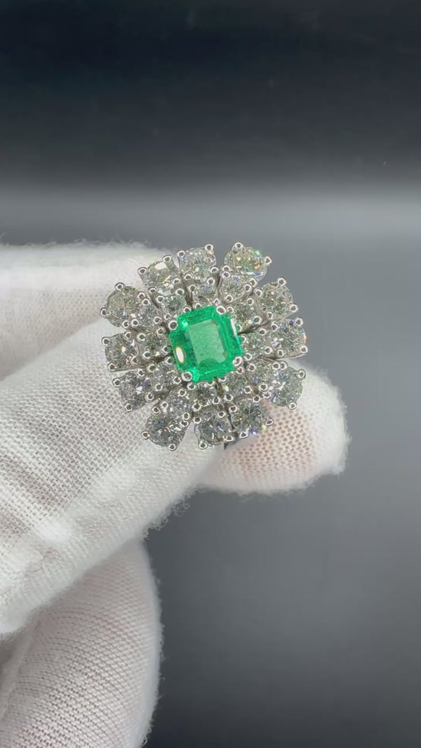 Prunkvoller Cocktailring in 14 Karat Weißgold mit leuchtendem Smaragd & Brillanten