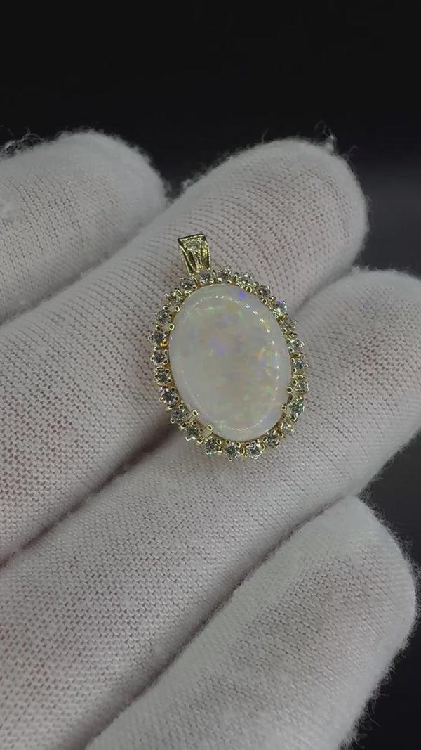 Zeitloser Anhänger in 14 Karat Gelbgold mit lebhaften Opal und Brillanten