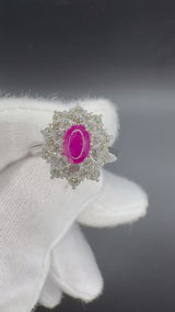 Hochwertiger Entourage Ring in 18 Karat Weißgold mit Rubin-Cabochon & Brillanten