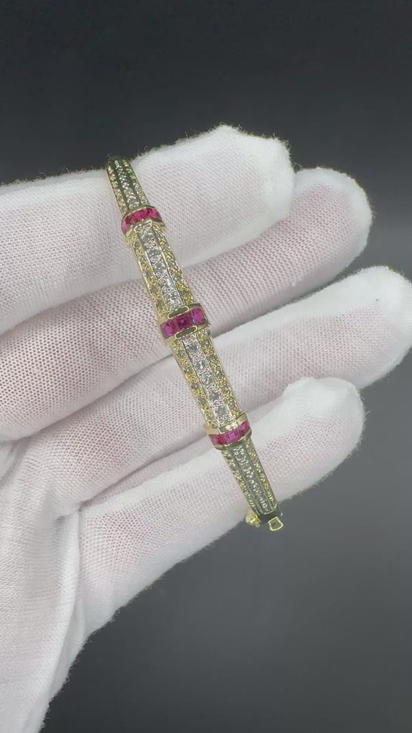 Aufregender Armreif in 14 Karat Gelbgold mit Rubinen und Diamanten