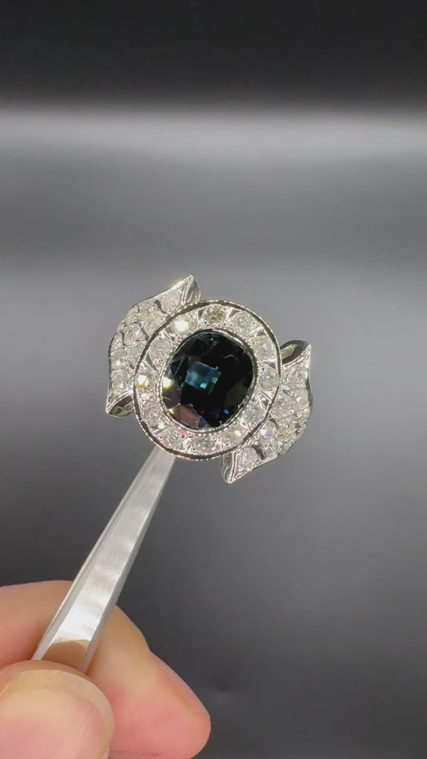 Bijzondere vintage ring in 14 karaat witgoud met fijne saffier en levendige diamanten 